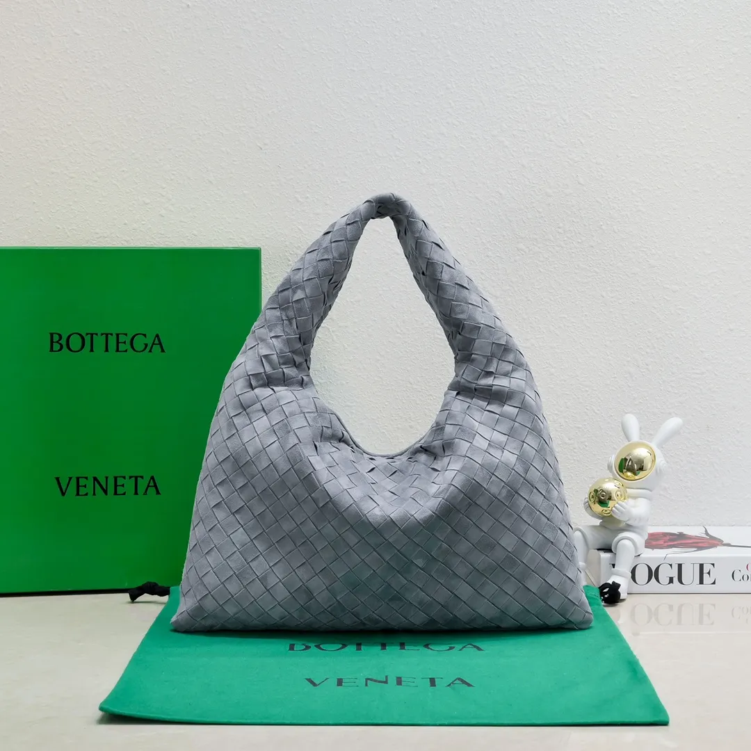 Batch 1860 #Bv new small HOP bag-nubuck leather is here! The bag body and handles are made of a whole piece of woven leather. The bag body is soft and lazy. Hop symbolizes the praise of innovation and eternal craftsmanship [love]. The pyramid silhouette combines practicality and fashion. It is modern and casual. The double-sided closure design of the bag mouth is more convenient and safe! The cowhide texture also makes the bag more wear-resistant and durable. A must-have for fashionable ladies who like minimalism yet comfortable and casual! Size: 41x20.5x7.5, Model: 3966#一